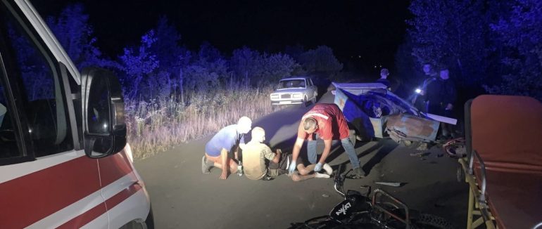 На Берегівщині 17-річний мотоцикліст зіткнувся з причепом, юнак у реанімації