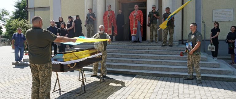 Майже рік вважався зниклим безвісти: у Мукачеві попрощалися із полеглим Василем Тарканієм