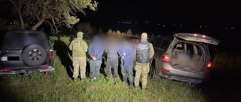 рикордонники зі стрільбою затримали порушників, які чотирма безпілотними літаками хотіли переправляти сигарети в Румунію