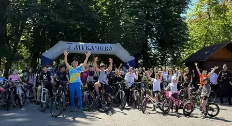Святковий велозаїзд у Мукачеві об’єднав молодь, батьків і педагогів