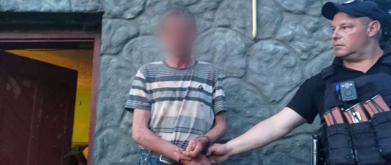 На Закарпатті поліція затримала 59-річного зловмисника, який підозрюється в умисному вбивстві свого сина