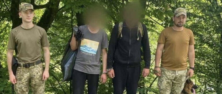 Двоє чоловіків з Харківщини 14 днів шукали кордон, їх затримали за 100 метрів від нього