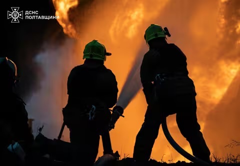 Кадри з Полтавщини: рятувальники ліквідовують наслідки масованої атаки дронами та ракетами