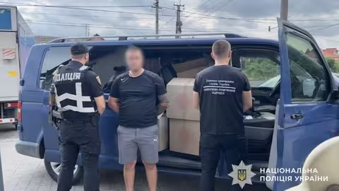 Житель Виноградова перевозив у мікроавтобусі 2,5 тис. пачок сигарет без акцизу
