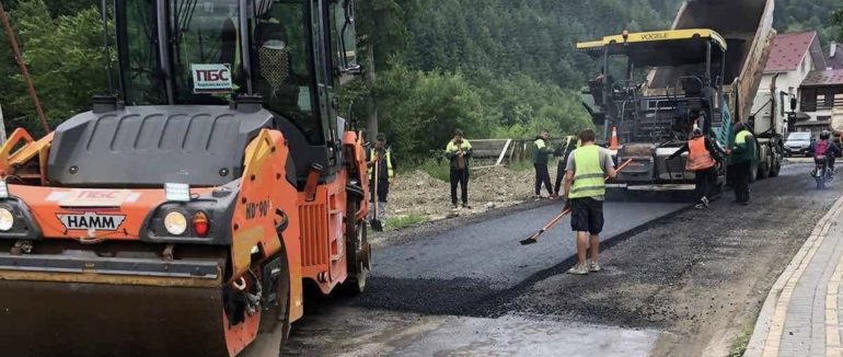 На Рахівщині ремонтують аварійну дорогу до гори Говерла