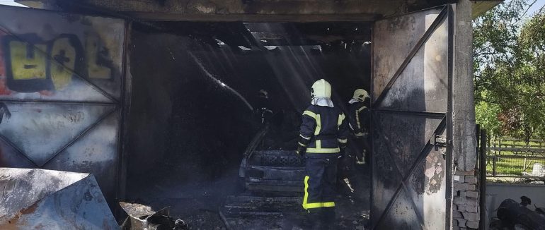 У Нижній Апші на Тячівщині загорілися дві автівки