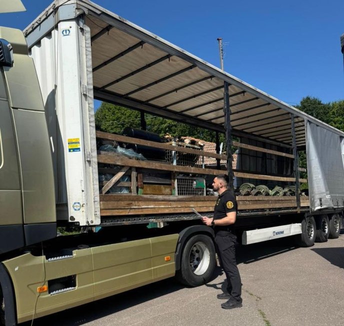 На кордоні з Угорщиною у вантажівці знайшли автодеталі з росії на понад пів мільйона