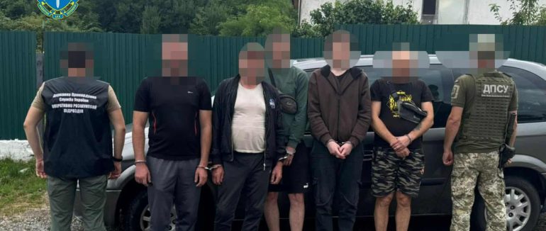 На Закарпатті батько з сином намагалися переправити через кордон чотирьох військовозобов’язаних осіб
