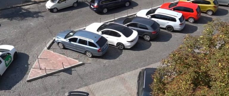 У Мукачеві розпочали облаштування перших двох платних парковок