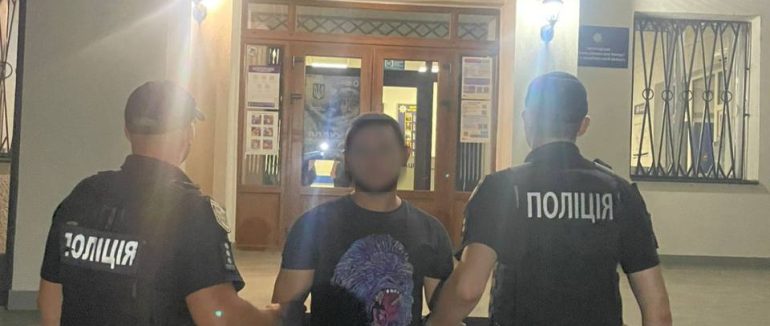 Ужгородські поліцейські  оперативно затримали чоловіків, які підозрюються у грабежі