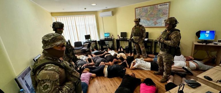 На Закарпатті судитимуть організатора та 18 членів масштабної мережі шахрайських кол-центрів