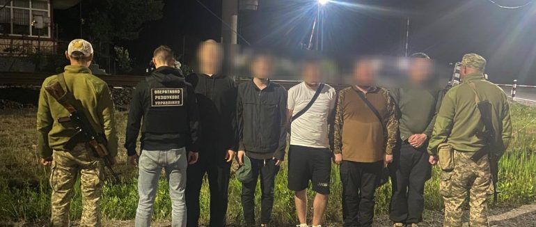 Поблизу кордону зі Словаччиною затримали групу порушників та їхнього переправника
