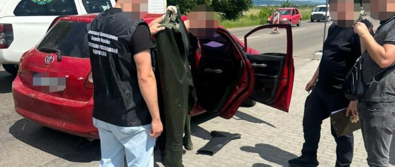 У гідрокостюмах через Тису: двоє закарпатців організували схему переправлення чоловіків до Румунії