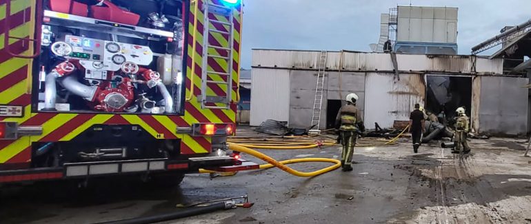 Рятувальники Рахівщини ліквідували пожежу в деревообробному цеху