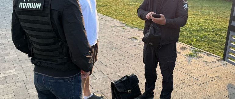 На Закарпатті затримали зловмисника, який намагався підкупити прикордонника для незаконного переправлення чоловіків