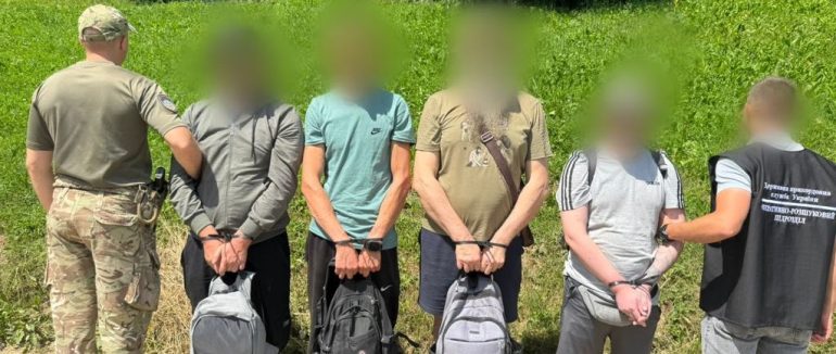 На Закарпатті прикордонники затримали чотирьох порушників кордону та їх переправників