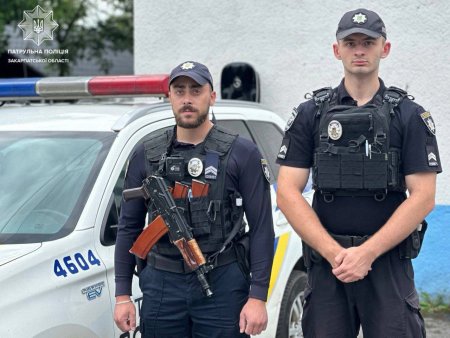 Ужгородські патрульні врятували чоловіка, який ледь не потонув у річці