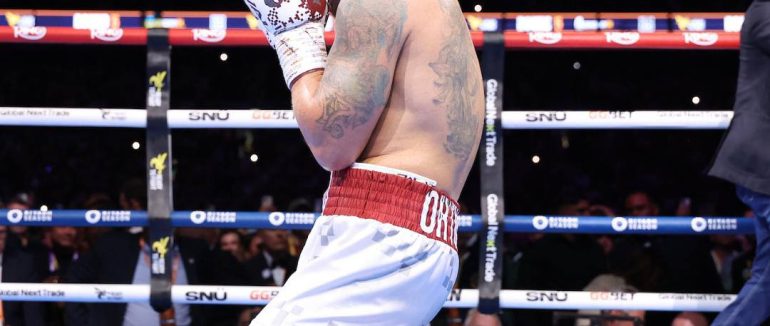 Усик переміг Дюбуа нокаутом і став триразовим абсолютним чемпіоном