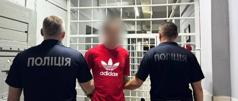 В Ужгороді поліція затримала двох зловмисників, причетних до грабежу: один з фігурантів надкусив потерпілому вухо