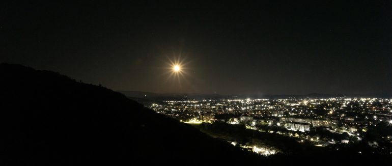 Фото дня: нічне Мукачево під час одного з найяскравіших зорепадів року