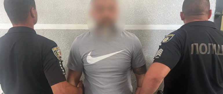 Перевозив на «швидкій» із Київщини до Закарпаття: на Хустщині поліція затримала підозрюваного у переправленні осіб через кордон