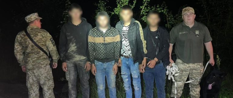 Поблизу кордону зі Словаччиною зупинили четвірку порушників