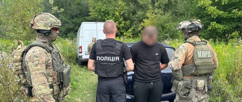 Пропонував 36 000$ за вісьмох чоловіків: на Закарпатті поліція затримала чоловіка, який намагався підкупити прикордонника для переправлення осіб до Румунії