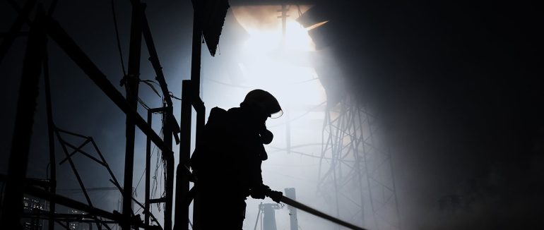 У Мукачеві триває ліквідація пожежі, яка виникла внаслідок ракетної атаки