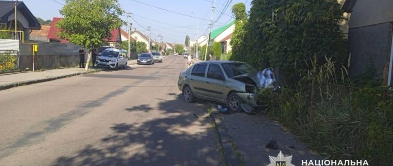 У Хусті водій насмерть збив велосипедистку, а потім врізався в електроопору