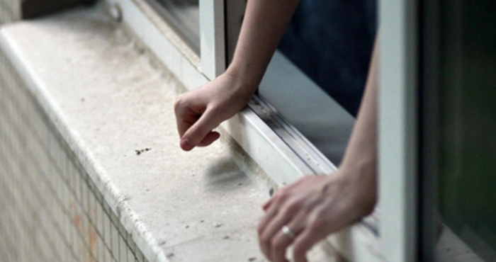 У Мукачеві молода дівчина вистрибнула з 8 поверху: поліція розслідує трагедію