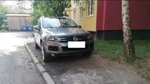 Паркування на тротуарах: у Мукачеві притягнули водія до відповідальності