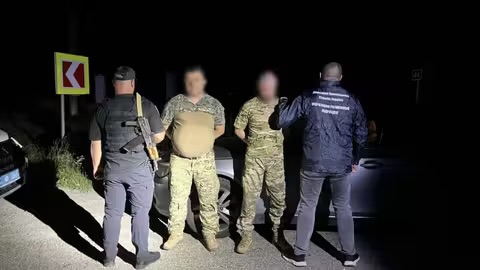 Псевдоволонтери у військовій формі: на Закарпатті викрили переправника з Києва