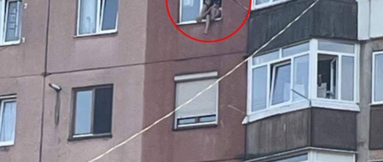 Дитина без нагляду та ймовірні наркотики у квартирі: у Мукачеві притягнули батька до відповідальності