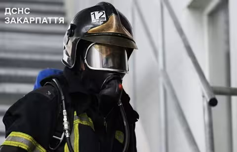 У Мукачеві ліквідували масштабну пожежу на підприємстві після ворожого обстрілу