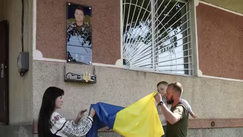 У Міжгірʼї встановили меморіальну дошку на честь полеглого воїна Володимира Рубця