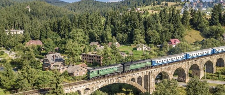 Укрзалізниця повідомляє про затримки поїздів через масовану російську атаку