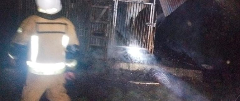 На Тячівщині вогонь охопив надвірну споруду: пошкоджено стіни та перекриття