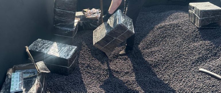 У вантажному поїзді, що прямував в Угорщину, закарпатські митники відкопали майже 4 тис. пачок сигарет