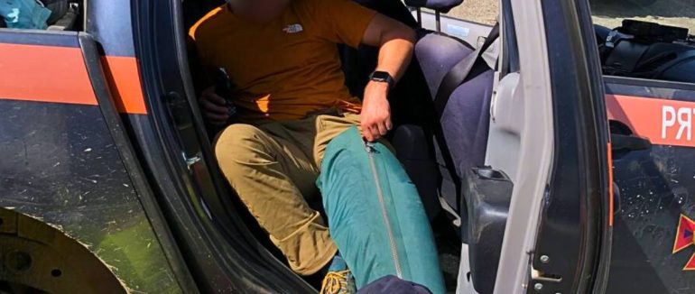 На Рахівщині рятувальники допомогли травмованому туристу зі Львова