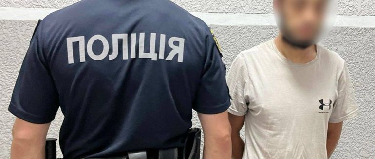 Вдарив та відібрав золоті прикраси: у Мукачеві поліцейські оперативно затримали грабіжника