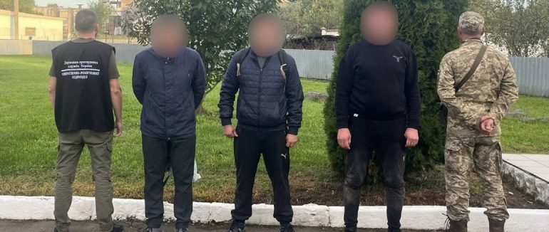 Втеча не врятувала: на Закарпатті прикордонники затримали переправника та його «клієнтів»