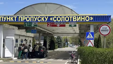 На кордоні з Румунією продовжують тимчасові обмеження руху авто через ремонт мосту