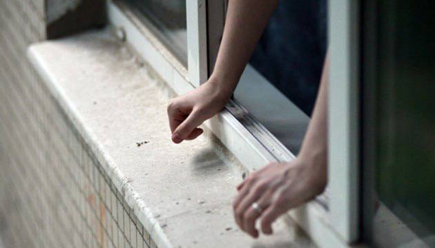 В Ужгороді 17-річний підліток випав з сьомого поверху