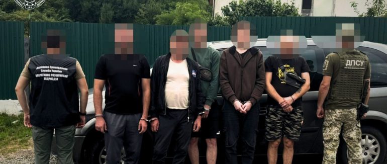 На Берегівщині прокуратура скерувала до суду обвинувальний акт щодо закарпатця, який через ліс переправляв ухилянтів до Румунії