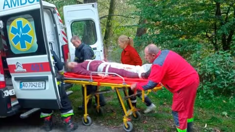 На Закарпатті під час збирання грибів жінка зірвалася з 10-метрового схилу