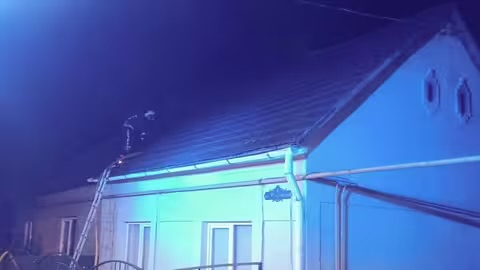 На Мукачівщині, через пожежу в надвірній споруді, загорівся будинок