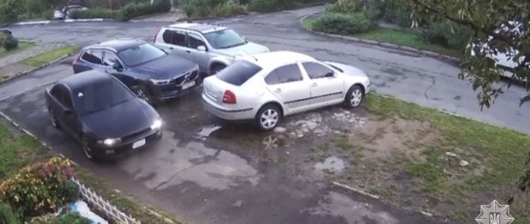 Врізався в авто і поїхав: в Ужгороді очевидець допоміг знайти винуватця ДТП
