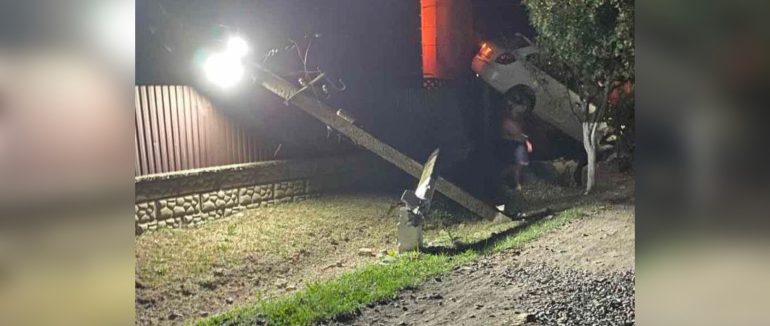 Карколомна ДТП на Мукачівщині: автівка опинилася на паркані