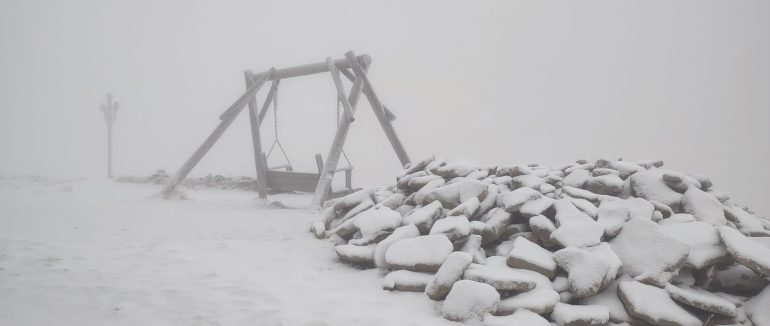 У Карпатах вирує справжня зима: Піп Іван Чорногірський замело снігом