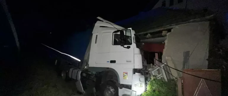 На Мукачівщині рятувальники деблокували водія із автомобіля, який розтрощив частину житлового будинку